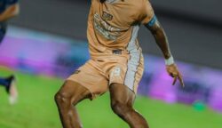 Selebrasi gelandang Dewa United FC, Ricky Kambuaya, usai mencetak gol tunggal kemenangan dalam laga Derby Banten melawan Persita Tangerang di Indomilk Arena. Kemenangan ini memperpanjang rekor tiga kemenangan beruntun skuad Banten Warriors. (Foto: Dok. Dewa United/Istimewa)