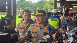 Aparat kepolisian dari Polda Metro Jaya saat melakukan apel persiapan pengamanan unjuk rasa di kawasan Jakarta Selatan. Sebanyak 3.992 personel disiagakan untuk menjamin keamanan penyampaian pendapat di muka umum dengan tetap menjaga kelancaran aktivitas masyarakat selama bulan Ramadan. (Foto: Dok. Humas Polri/Istimewa)