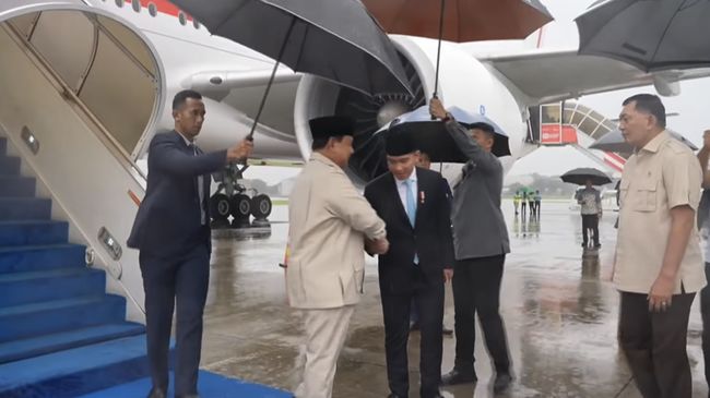 Presiden Prabowo Subianto saat disambut oleh jajaran menteri dan pimpinan TNI-Polri di Base Ops Halim Perdanakusuma. Lawatan maraton ke empat negara ini sukses memperkuat posisi ekonomi Indonesia di kancah internasional melalui komitmen investasi bernilai ratusan triliun rupiah. (Foto: Dok. Biro Pers Sekretariat Presiden/Istimewa)