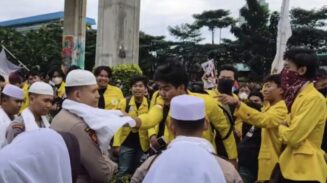 Kepolisian menyayangkan adanya insiden tindakan tidak beretika terhadap atribut dinas petugas di tengah upaya pengamanan yang sudah dilakukan secara humanis. (Foto: Dok. Redaksi/Istimewa)