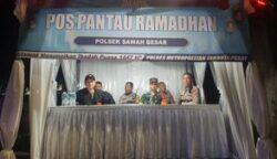 Petugas gabungan dari TNI-Polri dan unsur masyarakat saat bersiaga di salah satu pos pantau keamanan di wilayah Jakarta Pusat. Pendirian 29 pos ini menjadi strategi utama Polres Metro Jakarta Pusat dalam meredam potensi tawuran dan menjaga kekhusyukan umat selama bulan suci Ramadan. (Foto: Dok. Humas Polres Jakpus/Istimewa)