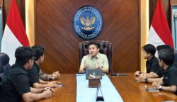 Sekretaris Kabinet Teddy Indra Wijaya saat memberikan keterangan resmi mengenai jaminan produk halal bagi barang impor. Pemerintah berkomitmen menjaga standar keamanan pangan dan syariat bagi masyarakat Indonesia melalui pengawasan BPJPH. (Foto: Dok. Setkab/Istimewa)