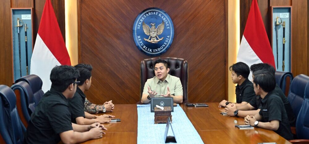 Sekretaris Kabinet Teddy Indra Wijaya saat memberikan keterangan resmi mengenai jaminan produk halal bagi barang impor. Pemerintah berkomitmen menjaga standar keamanan pangan dan syariat bagi masyarakat Indonesia melalui pengawasan BPJPH. (Foto: Dok. Setkab/Istimewa)