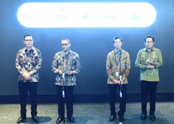 Pejabat Sementara Kepala Eksekutif Pengawas Pasar Modal, Keuangan Derivatif, dan Bursa Karbon OJK Hasan Fawzi bersama Ketua AEI Armand Wahyudi Hartono, Pejabat Sementara Dirut Bursa Efek Indonesia Jeffrey Hendrik, sejumlah pejabat dari OJK, BEI dan pengurus AEI