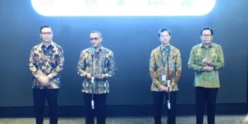 Pejabat Sementara Kepala Eksekutif Pengawas Pasar Modal, Keuangan Derivatif, dan Bursa Karbon OJK Hasan Fawzi bersama Ketua AEI Armand Wahyudi Hartono, Pejabat Sementara Dirut Bursa Efek Indonesia Jeffrey Hendrik, sejumlah pejabat dari OJK, BEI dan pengurus AEI