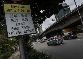 Arus lalu lintas di kawasan Jalan Sudirman, Jakarta, terpantau lancar seiring ditiadakannya sistem ganjil genap pada libur nasional dan cuti bersama Tahun Baru Imlek, Senin (16/2/2026).