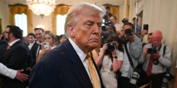 Presiden Donald Trump terlihat meninggalkan Gedung Putih setelah menandatangani "Undang-Undang Penghentian Semua Perdagangan Fentanyl yang Mematikan," selama upacara di Ruang Timur Gedung Putih, 16 Juli 2025, di Washington. Andrew Caballero-Reynolds/AFP via Getty Images