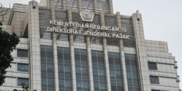 Gedung Direktorat Jenderal Pajak di tengah pusaran penyidikan dugaan pidana pajak tiga perusahaan afiliasi di Banten. Publik mendesak transparansi penuh guna memastikan tidak ada keterlibatan oknum internal dalam skandal yang merugikan negara lebih dari Rp500 miliar ini, berkaca pada kasus-kasus OTT KPK yang pernah menjerat pejabat pajak di masa lalu. (Foto: Istimewa/Ekoin.co)