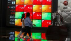 Layar pergerakan saham di Bursa Efek Indonesia (BEI) yang didominasi warna merah pada penutupan sore ini. Penurunan IHSG hingga 2% ini dipicu oleh aksi jual pada saham-saham unggulan sektor perbankan dan komoditas akibat sentimen negatif global. (Foto: Dok. BEI/Istimewa)