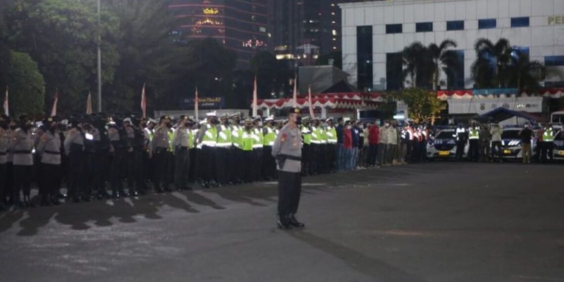 Personel gabungan Polda Metro Jaya saat melakukan apel persiapan patroli pengamanan wilayah untuk mengantisipasi gangguan kamtibmas selama bulan suci Ramadan. (Foto: Dok. Humas Polda Metro Jaya/Istimewa)