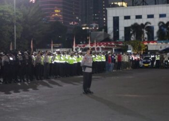 Personel gabungan Polda Metro Jaya saat melakukan apel persiapan patroli pengamanan wilayah untuk mengantisipasi gangguan kamtibmas selama bulan suci Ramadan. (Foto: Dok. Humas Polda Metro Jaya/Istimewa)
