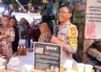 Aipda Muhammad Sugeng saat menyeduh kopi gratis untuk warga melalui program "Kobin" (Kopi Cak Bhabin) di pemukiman warga Surabaya. (Foto: Dok. Polri/Polda Jatim)