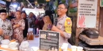 Aipda Muhammad Sugeng saat menyeduh kopi gratis untuk warga melalui program "Kobin" (Kopi Cak Bhabin) di pemukiman warga Surabaya. (Foto: Dok. Polri/Polda Jatim)