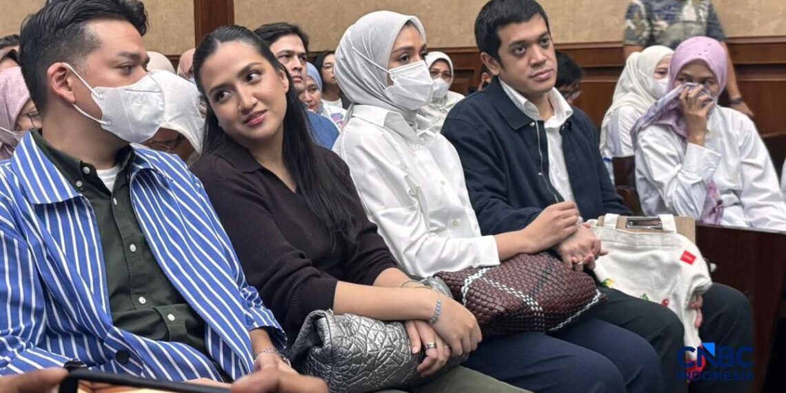 Terdakwa Muhammad Kerry Adrianto Riza mendengarkan pembacaan tuntutan dari Jaksa Penuntut Umum dalam sidang kasus korupsi tata kelola minyak mentah PT Pertamina di Pengadilan Tipikor Jakarta, Jumat (13/2/2026). Jaksa menuntut hukuman 18 tahun penjara dan uang pengganti Rp13,4 triliun.