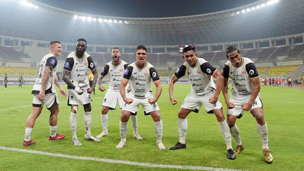 Skuad Persija Jakarta saat tiba di Ternate. Meski menempuh perjalanan jauh dan tanpa sesi latihan lapangan sebelum pertandingan, Macan Kemayoran optimistis mampu mencuri poin di Stadion Gelora Kie Raha. (Foto: Dok. Persija/Istimewa)