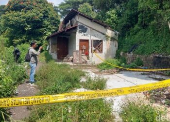 Garis polisi terpasang di salah satu area terbengkalai eks wisata Kampung Gajah Wonderland, Cihideung, Parongpong. Kawasan ini menjadi lokasi penemuan jasad seorang siswa SMP yang diduga menjadi korban pembunuhan oleh rekan sesama remaja, Selasa (17/2/2026).