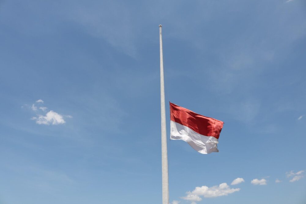 Kementerian Sekretaris Negara RI menyatakan Hari Berkabung Nasional selama 3 hari serta meminta instansi pemerintah pusat dan daerah, BUMN/D, serta masyarakat mengibarkan bendera Merah Putih setengah tiang untuk menghormatinya wafatnya Wapres ke-6 RI Try Sutrisno, Senin (2/3/2026). (Setneg.go.id)