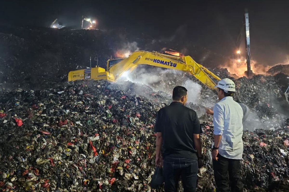 Petugas gabungan melakukan evakuasi di lokasi longsor sampah di TPST Bantargebang, Bekasi, Jawa Barat, yang menewaskan empat orang akibat hujan ekstrem.