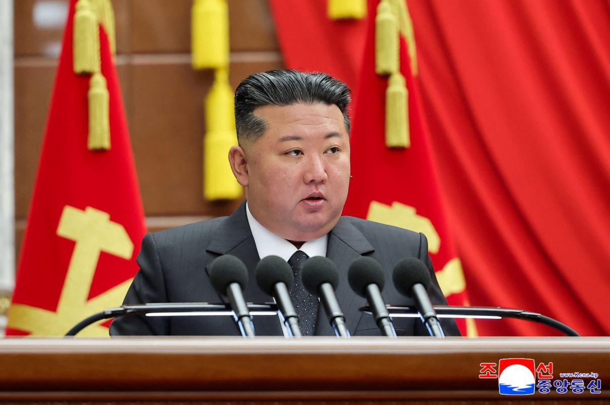 Pemimpin Korea Utara Kim Jong Un saat berpidato di parlemen, menegaskan komitmen negaranya mempertahankan status sebagai kekuatan nuklir di tengah meningkatnya ketegangan kawasan.