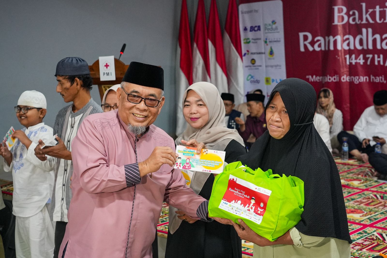 Ketua PMI Jakarta Pusat, Asep Djuanda Sunarya saat memberikan santunan kepada anak yatim, Jumat (6/3/2026) (Foto: Ridwansyah/ekoin.co)