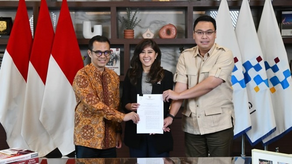 Menkomdigi Meutia Hafid bersama Wamenkomdigi Nezar Patria dan Wamenkomdigi Angga Raka Prabowo memegang salinan aturan teknis pelaksanaan kebijakan pelindungan anak di ruang digital melalui Peraturan Menteri Komunikasi dan Digital Nomor 9 Tahun 2026 sebagai turunan dari Peraturan Pemerintah Nomor 17 Tahun 2025 tentang Tata Kelola Penyelenggaraan Sistem Elektronik dalam Pelindungan Anak (PP TUNAS) (foto: dok. Kemkomdigi)