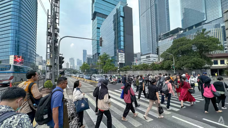 Aktivitas pekerja di kawasan perkantoran Jakarta tetap berlangsung, di tengah polemik kebijakan work from home (WFH) ASN yang dinilai tidak efektif dalam menekan konsumsi bahan bakar minyak secara nasional.
