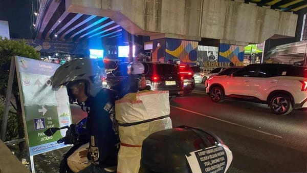 Pemudik dari Jakarta bawa oleh-oleh burung Kenari, saat mudik ke Indramayu. (Ist)