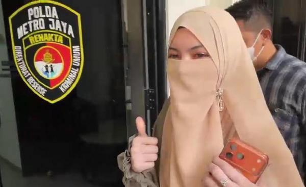Wardatina Mawa bersama kuasa hukumnya usai menjalani proses mediasi perceraian yang berakhir tanpa kesepakatan di pengadilan.