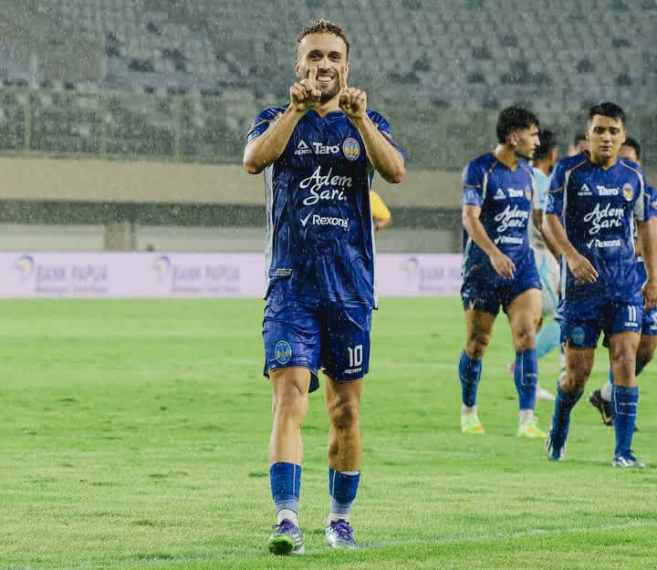 Selebrasi Ze Valente bersama Franco Ramos setelah mencetak gol ke gawang PSBS Biak. Kemenangan 4-2 di Stadion Maguwoharjo ini mempertegas posisi PSIM Yogyakarta sebagai kontender kuat di papan atas kompetisi musim 2026. (Foto: Dok. PSIM/Istimewa)