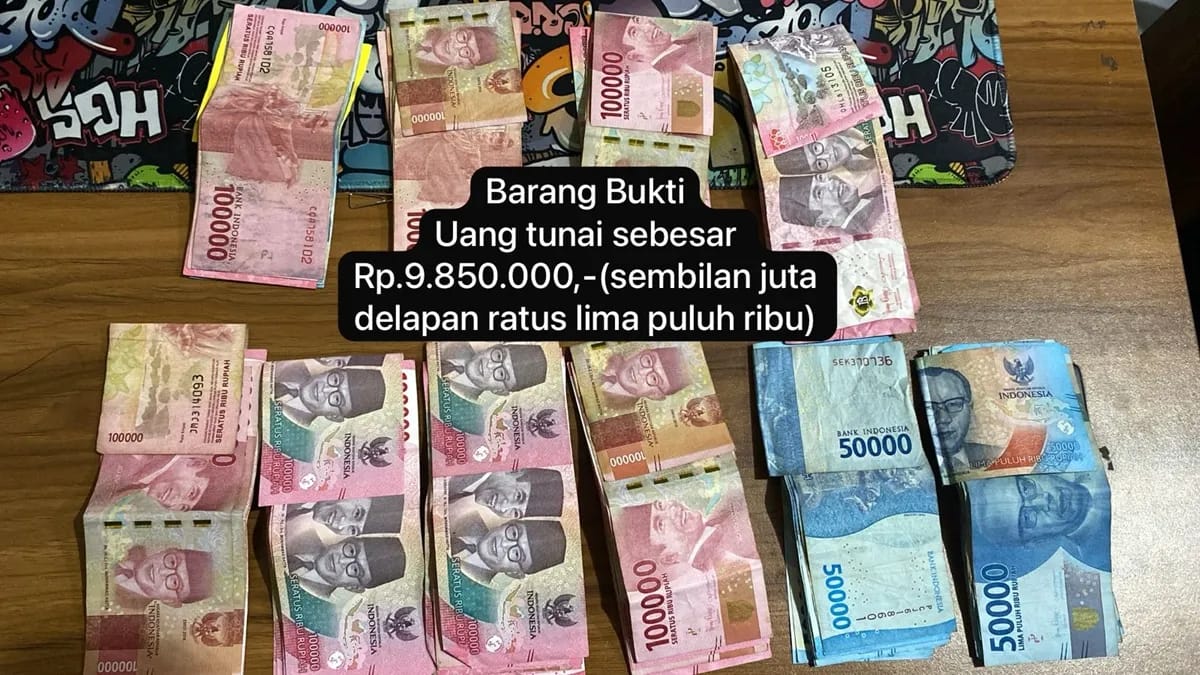Personel Subdit IV Renakta Ditreskrimum Polda Banten saat menunjukkan barang bukti hasil pengungkapan kasus TPPO di Kabupaten Serang. Praktik eksploitasi perempuan melalui aplikasi pesan singkat ini terbongkar berkat laporan masyarakat yang peduli terhadap keamanan lingkungan. (Foto: Dok. Humas Polda Banten/Istimewa)