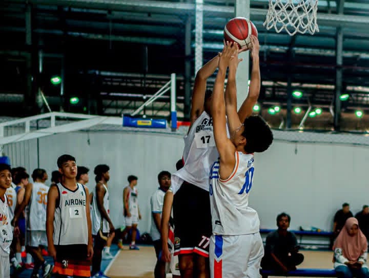 Aksi para pebasket muda saat mengikuti scrimmage game dalam seleksi nasional Timnas U-18 di Hoops Ancol. Sebanyak 181 talenta terbaik bersaing menunjukkan kemampuan fisik dan teknik demi mengamankan tempat di skuad Garuda untuk ajang kualifikasi Asia Tenggara mendatang. (Foto: Dok. Perbasi/Istimewa)