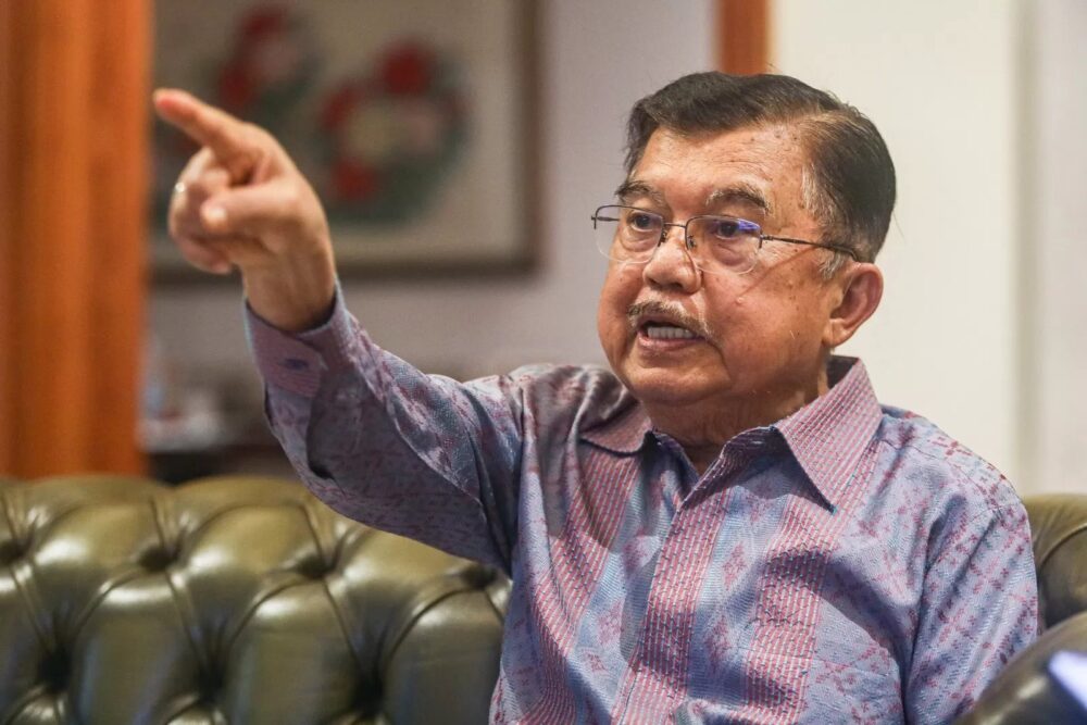 Mantan Wakil Presiden RI Jusuf Kalla saat memberikan analisis mengenai dampak konflik Timur Tengah bagi ekonomi domestik. Ketergantungan Indonesia pada impor minyak mentah dari negara-negara Teluk membuat ketahanan energi nasional sangat rentan terhadap eskalasi perang di kawasan tersebut. (Foto: Istimewa)
