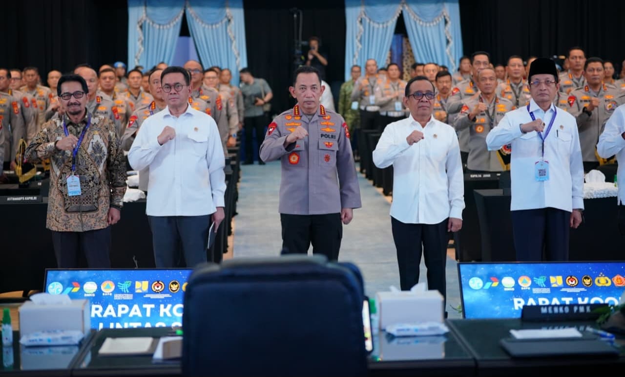 Kapolri Jenderal Listyo Sigit Prabowo saat memberikan arahan dalam rapat koordinasi lintas sektoral pengamanan Idulfitri 1447 H. Kesiapan personel dan skenario lalu lintas menjadi kunci utama keberhasilan mudik tahun 2026 yang mengedepankan aspek keselamatan pemudik. (Foto: Istimewa)