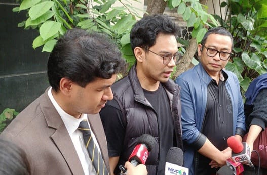Insanul Fahmi didampingi kuasa hukum saat berada di Polda Metro Jaya untuk mengurus administrasi penghentian perkara. Keputusan Inara Rusli mencabut laporan diharapkan menjadi titik balik menuju perdamaian dalam konflik rumah tangga mereka. (Foto: Istimewa)