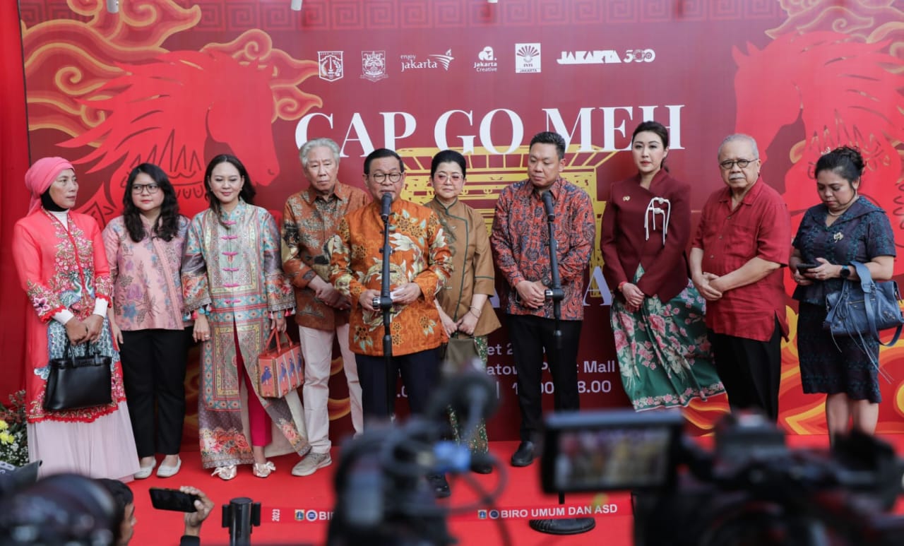 Gubernur DKI Jakarta Pramono Anung bersama para mantan Gubernur Jakarta lintas periode saat menghadiri puncak perayaan Cap Go Meh di Glodok. Rencana pembangunan Museum Peranakan menjadi tonggak sejarah baru dalam pelestarian budaya akulturasi di ibu kota. (Foto: Istimewa)