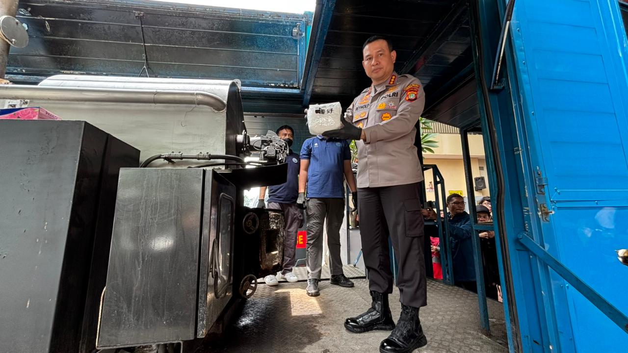 Kapolres Metro Jakarta Pusat, Kombes Pol Reynold Hutagalung, saat menunjukkan barang bukti sabu seberat 107 kilogram sebelum dimusnahkan di Mapolres Metro Jakarta Pusat, Selasa (3/3/2026).