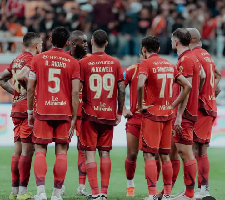 Ekspresi lesu pemain Persija Jakarta setelah kebobolan di menit akhir pertandingan melawan Borneo FC di JIS. Kegagalan mempertahankan konsentrasi hingga peluit panjang menjadi evaluasi berat bagi skuad asuhan Mauricio Souza dalam perebutan gelar juara musim ini. (Foto: Istimewa)