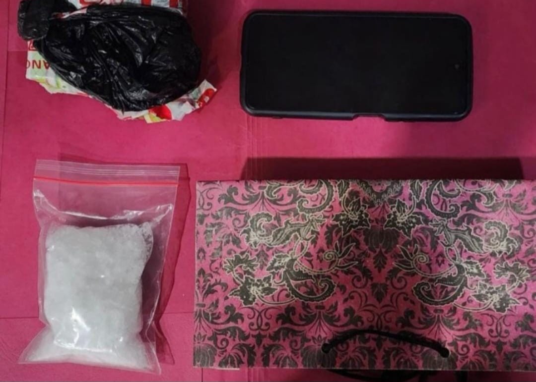 Barang bukti sabu seberat 102,2 gram yang disembunyikan dalam kemasan berlabel "Fragile" saat dipaparkan di Mapolda Metro Jaya. Penggunaan atribut kiriman paket menjadi modus yang kian marak digunakan jaringan narkoba untuk mengelabui pemeriksaan petugas di lapangan. (Foto: Istimewa)