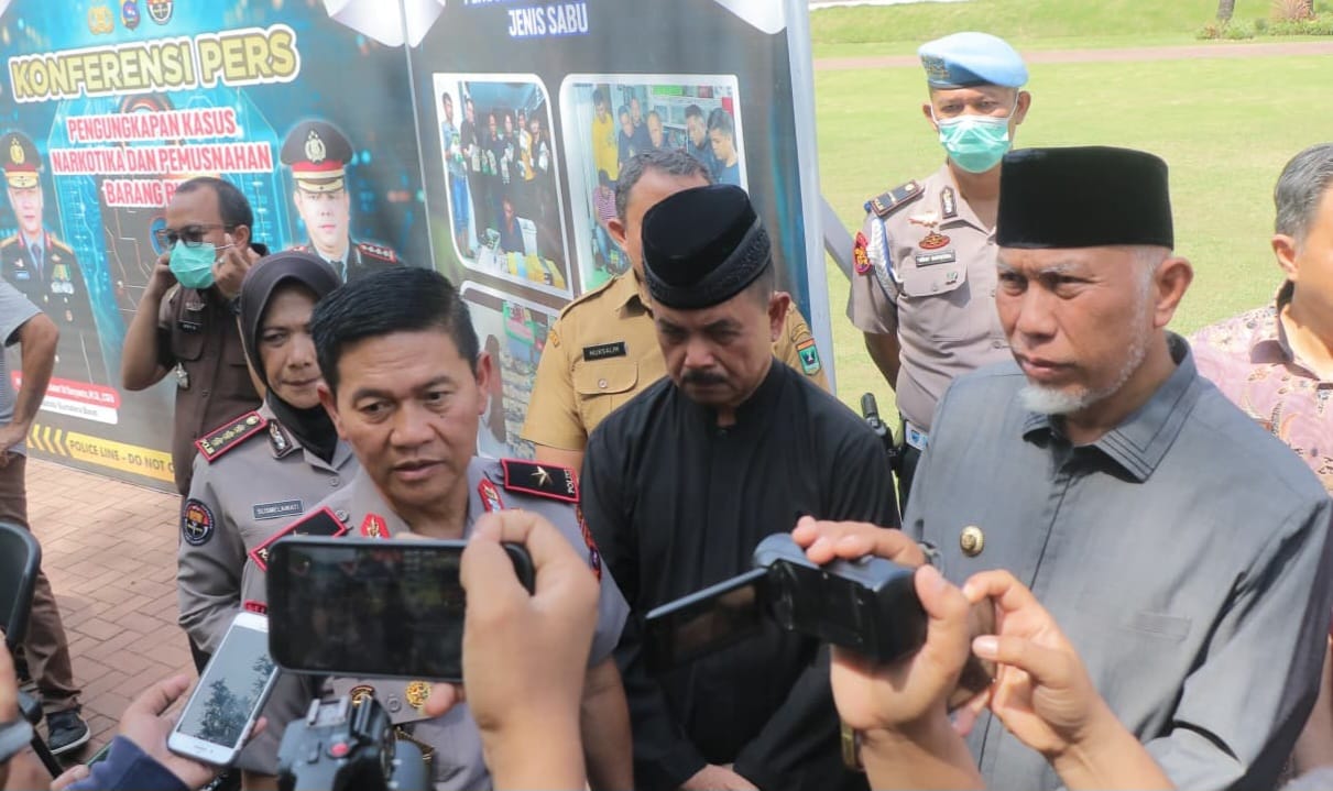 Wakapolda Sumatera Barat Brigjen Solihin ungkap peredaran sabu 6,4 kilogram sepanjang Februari 2026. Foto: Humas Polda Sumatera Barat