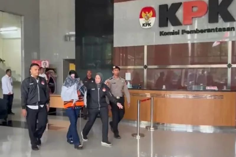 Bupati Pekalongan Fadia Arafiq mengenakan rompi oranye tahanan KPK saat keluar dari Gedung Merah Putih KPK usai diperiksa terkait dugaan korupsi pengadaan outsourcing.