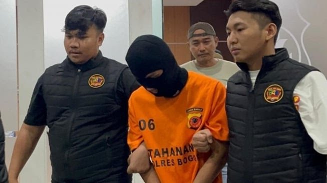 Polisi menunjukkan barang bukti kasus pembunuhan pasangan suami istri di Cisarua, Bogor. Pelaku berinisial MH ditangkap kurang dari 12 jam setelah kejadian.