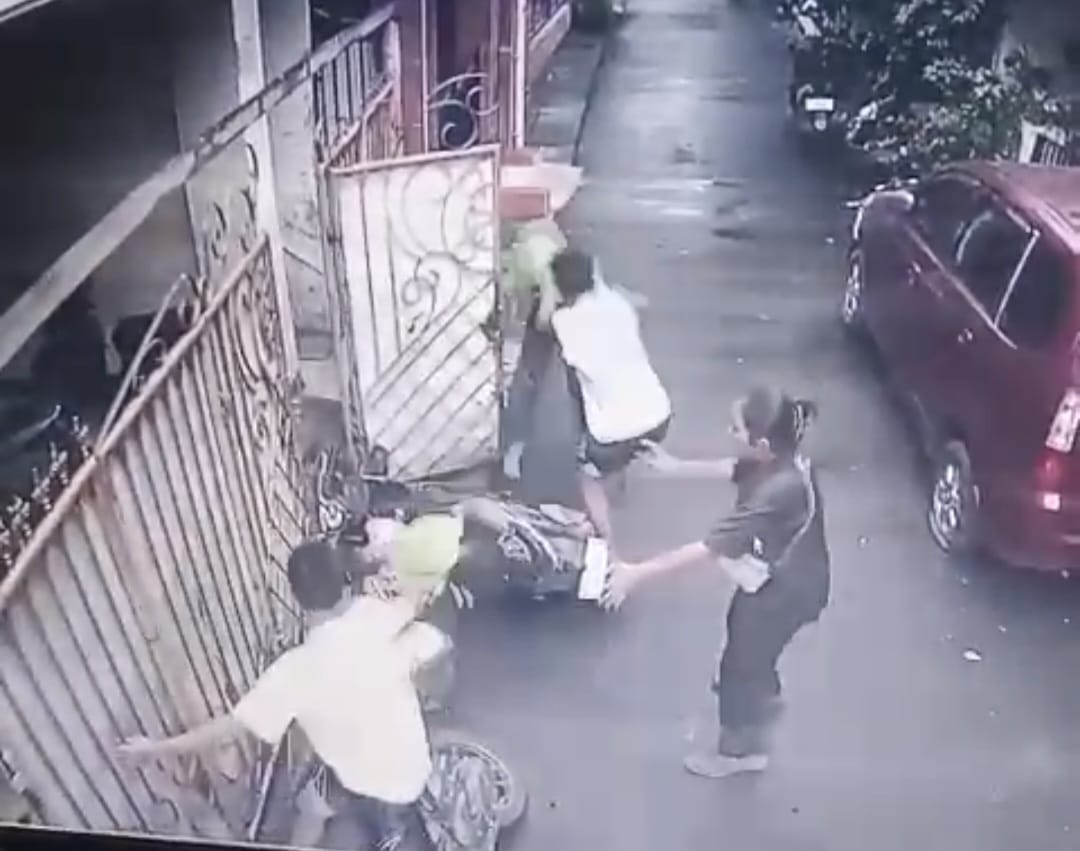 Dua spesialis curanmor Honda Beat tersungkur dihajar warga di Johar Baru sebelum akhirnya diamankan polisi.