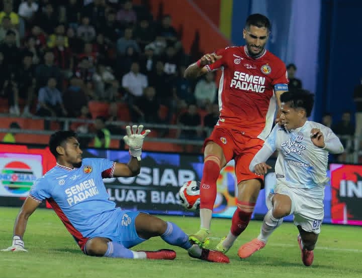 Pemain Semen Padang FC berusaha menembus pertahanan PSIM Yogyakarta dalam laga BRI Super League di Stadion Haji Agus Salim, Padang, Rabu (4/3/2026). Meski unggul jumlah pemain sejak menit ke-36, tuan rumah gagal memanfaatkan peluang dan laga berakhir tanpa gol.