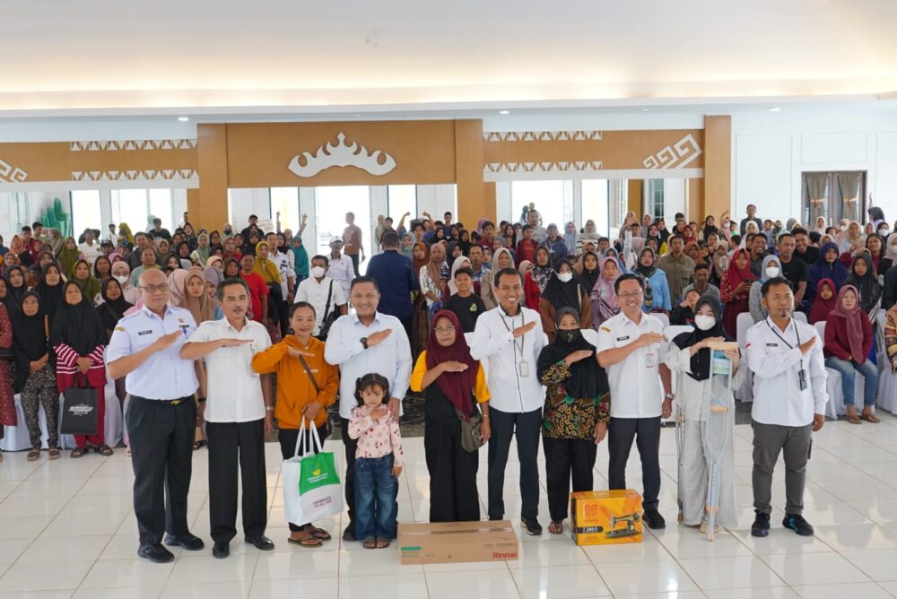 Penyaluran bantuan Asistensi Rehabilitasi Sosial (ATENSI) dari Kementerian Sosial melalui Sentra Handayani Jakarta kepada ratusan Pemerlu Pelayanan Kesejahteraan Sosial (PPKS) di Gedung Serba Guna Kabupaten Pesawaran, Lampung, Rabu (4/3/2026).