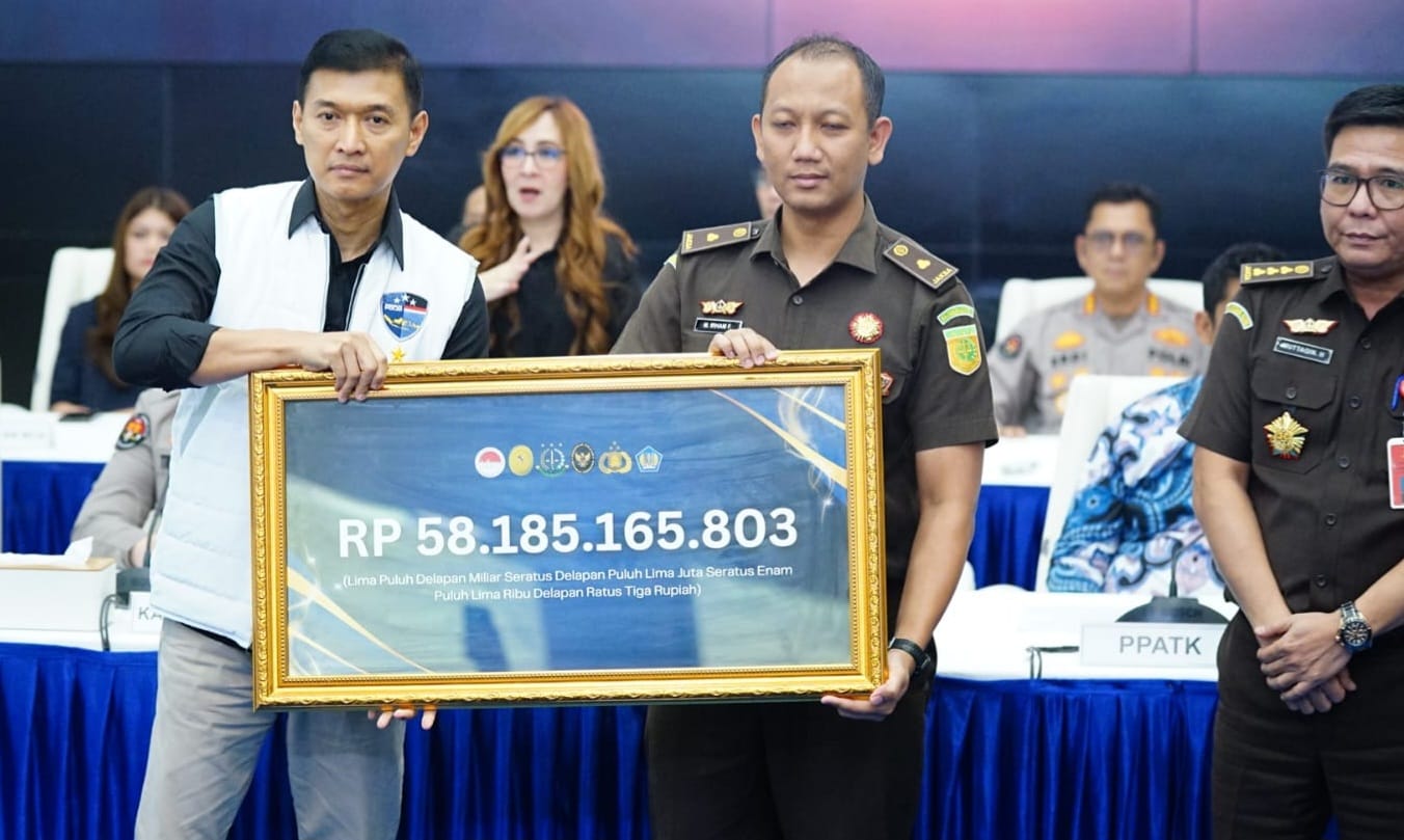 Simbolis penyerahan berkas eksekusi aset hasil tindak pidana perjudian online dari Bareskrim Polri kepada Kejaksaan Agung RI. Pemulihan aset senilai Rp58 miliar ini menjadi bukti ketegasan negara dalam melumpuhkan kekuatan ekonomi jaringan kriminal yang meresahkan masyarakat. (Foto: Istimewa)