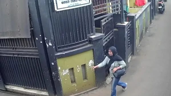 Ilustrasi rekaman CCTV. Seorang wanita diduga pelayat gadungan mencuri uang takziah di sebuah rumah duka di kawasan Kramat Jati, Jakarta Timur. Aksi pelaku terekam kamera pengawas dan kini tengah diselidiki pihak kepolisian.