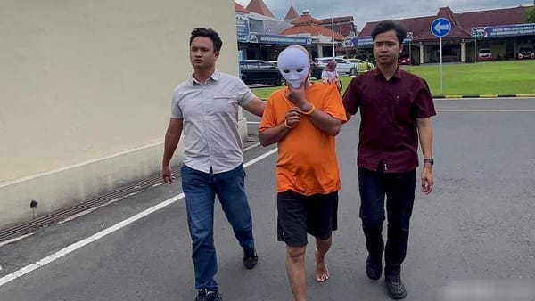 Tersangka EM saat digiring petugas Satreskrim Polres Mojokerto Kota. Keberhasilan pengungkapan kasus ini menjadi pengingat pentingnya perlindungan bagi korban kekerasan seksual di lingkup domestik yang seringkali tersembunyi di balik ancaman dan teror fisik. (Foto: Istimewa)