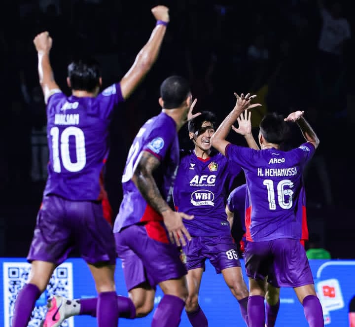 Pemain Persik Kediri merayakan gol kemenangan ke gawang PSBS Biak dalam lanjutan Liga 1 Indonesia 2025/2026 di Stadion Brawijaya, Kediri, Kamis malam. Persik menang dramatis 2-1 setelah sempat tertinggal lebih dahulu.