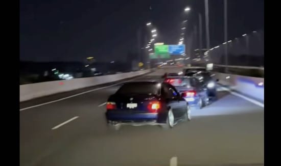 Rekaman video yang viral memperlihatkan lima mobil melakukan manuver zig-zag secara bersamaan di Tol Becakayu. Polda Metro Jaya kini menelusuri identitas pemilik kendaraan melalui rekaman CCTV.