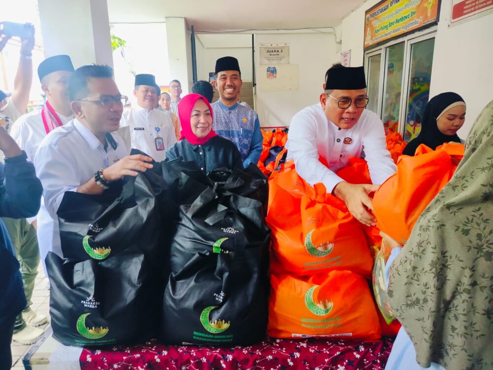 Wali Kota Jakarta Pusat Arifin bersama anggota DPRD DKI Jakarta Wa Ode Herlina meninjau kegiatan tebus sembako murah dan pembagian kacamata gratis bagi warga Tanah Tinggi di RPTRA Pulo Gundul, Johar Baru, Jumat (6/3/2026).